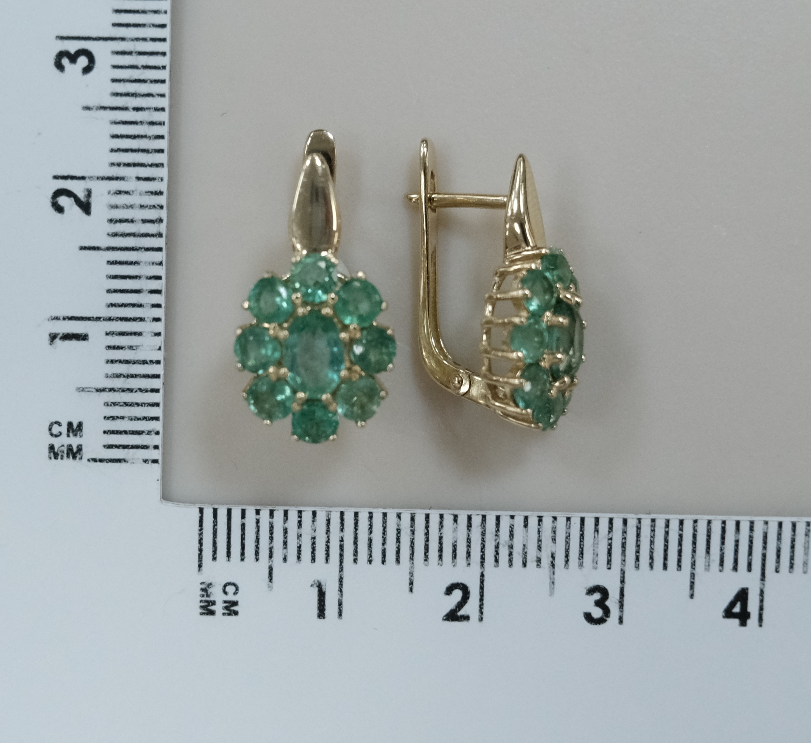 Серьги из желтого золота с изумрудами